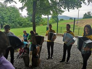 11. Mladi harmonikarji Nejc, Jan, Anže in Vesna.